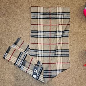 Q brand scarf NWT